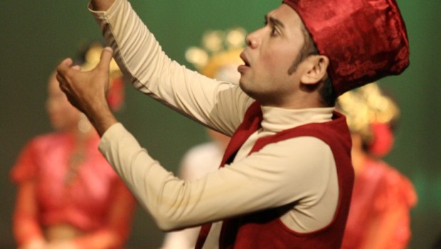Kelompok Teater Tradisi dari Jambi membawakan teater yang menyentil penambangan emas  illegal. (2)