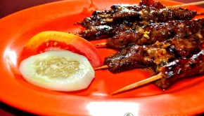 Sate rusa Era 51. Sudah 40 tahun warung Era 51, secara  konsisten menjual daging rusa sebagai menu andalan mereka.